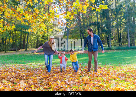 Family walking in park Banque D'Images