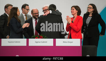 Berlin, Allemagne. Dec 11, 2015. Le ministre allemand des affaires étrangères Frank-Walther Steinmeier (4-R) félicite le président du SPD et ministre allemand des affaires économiques et de l'énergie Sigmar Gabriel (3-R) pour sa réélection au poste de président du parti le parti fédéral au cours de la Conférence Social-démocrate d'Allemagne (SPD) à Berlin, Allemagne, 11 décembre 2015. Autour de 600 délégués de toute l'Allemagne se sont réunis à l'événement de trois jours, jusqu'au samedi 12 décembre 2015 dans le Berliner Messe. Photo : Bernd VON JUTRZCENKA/DPA/Alamy Live News Banque D'Images