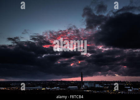 Londres, Royaume-Uni. 11 Décembre, 2015. Météo France : Red Cloud sunset over London city Crédit : Guy Josse/Alamy Live News Banque D'Images