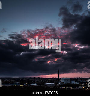 Londres, Royaume-Uni. 11 Décembre, 2015. Météo France : Red Cloud sunset over London city Crédit : Guy Josse/Alamy Live News Banque D'Images