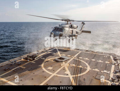 MH-60R Sea Hawk atterrit sur le pont du destroyer lance-missiles USS Bulkeley Banque D'Images