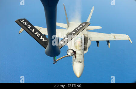 McDonnell Douglas F/A 18C Hornet de jets d'affaires, d'une Marine F/A 18C Hornet de Strike Fighter Squadron VFA (34 34), également connu sous le nom de Blaster bleu, se détache après avoir procédé à une transformation en avec un KC-135 de l'Escadre aérienne de la 185e Banque D'Images