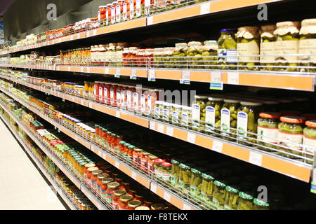 En conserve de tomates concombres de magasin et d'autres sur le comptoir de supermarché Banque D'Images