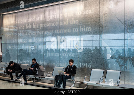 Dublin Airport Terminal 1 passagers sont assis par une citation de James Joyce. L'Irlande Banque D'Images
