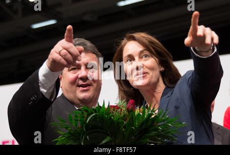 Président du SPD et ministre allemand des affaires économiques et de l'Énergie, Sigmar Gabriel, félicite le nouveau secrétaire général élu SPD Katarina le parti fédéral au cours de l'orge de la Conférence Social-démocrate d'Allemagne (SPD) à Berlin, Allemagne, 11 décembre 2015. Autour de 600 délégués de toute l'Allemagne se sont réunis à l'événement de trois jours, jusqu'au samedi 12 décembre 2015 dans le Berliner Messe. Photo : MICHAEL KAPPELER/DPA Banque D'Images