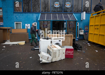 Une compensation volontaire des produits endommagés à partir de ses bureaux à Brunton Park, domicile de Carlisle United Football Club après l'inondation dans le stade. Chute de pluie record en Cumbria ont provoqué des inondations dans plusieurs secteurs de Carlisle, causant des maisons pour être évacués par les services d'urgence. Banque D'Images