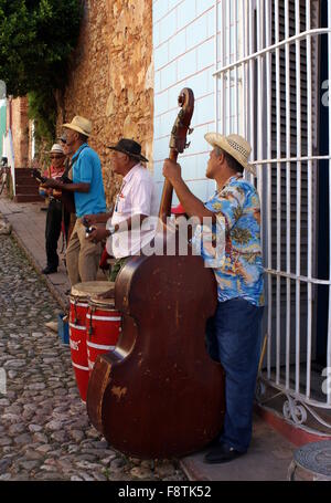 Des musiciens de rue, Trinidad, Cuba Banque D'Images