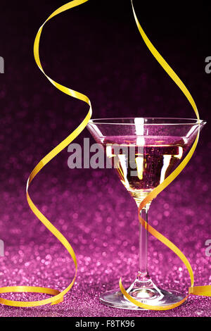 Verre de champagne prêt pour Noël célébration Banque D'Images