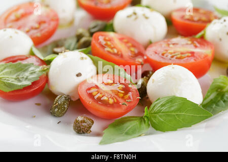 Salade caprese avec mini boules de mozzarella et tomates Banque D'Images