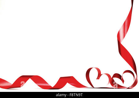 Valentines Day frmae faite de ruban rouge coeurs, isolated on white Banque D'Images