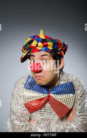 Funny clown sur un fond sombre Banque D'Images