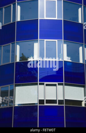 Le soleil se reflète dans une façade moderne, bleu Banque D'Images