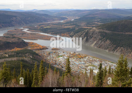 Vue de la ville de Dawson et le fleuve Yukon du Midnight Dome Banque D'Images