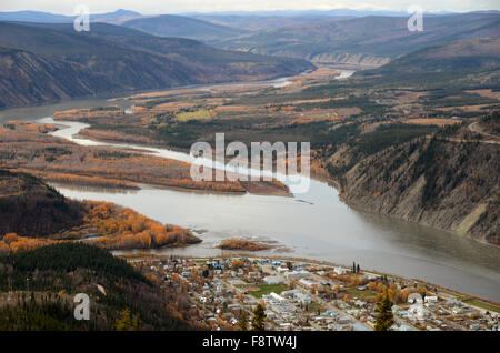 Vue de la ville de Dawson et le fleuve Yukon du Midnight Dome Banque D'Images