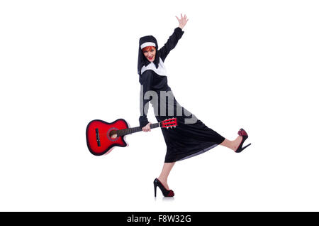 Nun playing guitar isolated on white Banque D'Images