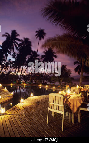 Îles Fidji, Viti Levu, Jean-Michel Cousteau Fiji Islands Resort, dîner au restaurant, piscine au coucher du soleil Banque D'Images