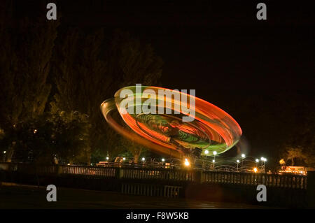 Merry-go-round en mer boulevard à Bakou, Azerbaïdjan Banque D'Images