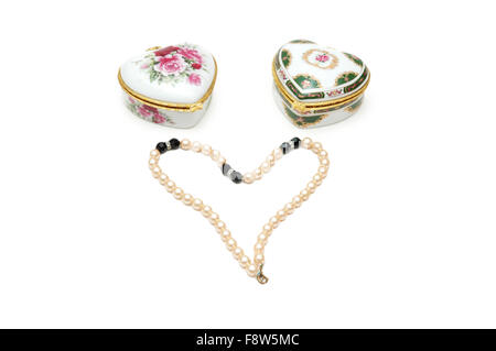 Deux boîtes en forme de coeur et beads isolated on white Banque D'Images