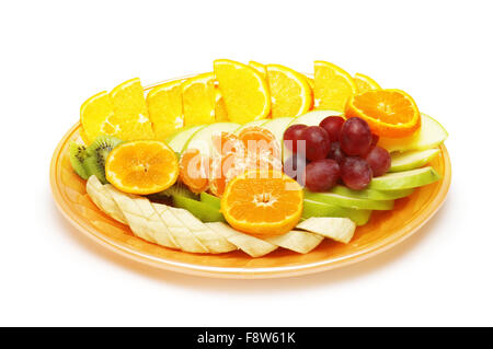 Dans l'assiette de salade de fruits sur le livre blanc isolé Banque D'Images