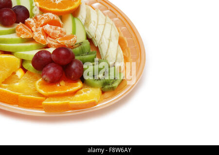 Plaque avec salade de fruit isolé sur blanc - l'espace pour votre texte Banque D'Images