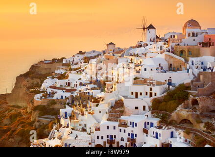 Santorin - vue aérienne de l'heure du coucher du soleil à Oia, Grèce Banque D'Images