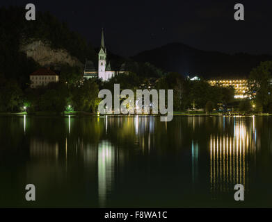 Église paroissiale Saint-Martin dans la nuit sur le lac de Bled, Slovénie Banque D'Images