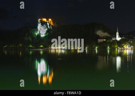 Célèbre château et église paroissiale Saint-Martin dans la nuit sur le lac de Bled, Slovénie Banque D'Images