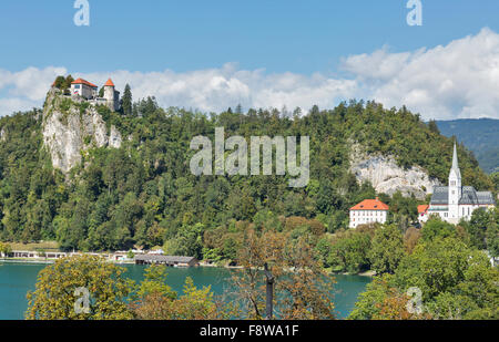 Château médiéval et l'église paroissiale Saint-Martin donnant sur le lac de Bled en Slovénie, à l'automne. L'un des sites pittoresques de t Banque D'Images