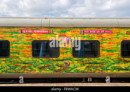 AC 1re classe coach - 12221 Pune- Duronto Express à Howrah AC jaune-vert caractéristique. Banque D'Images