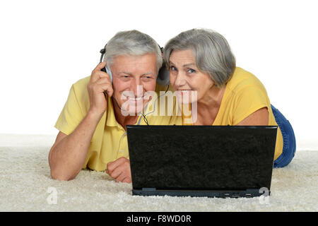 Mature couple with laptop Banque D'Images