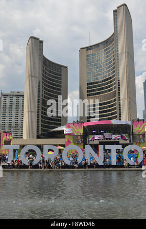 Le signe de Toronto au Nathan Phillips Square. Banque D'Images