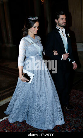 Stockholm, Suède. Dec 11, 2015. La Suède est le prince Carl Philip et son épouse la Princesse Sofia pour assister au banquet royal du prix Nobel au Palais Royal de Stockholm, Suède, le 11 décembre 2015. Credit : Ye Pingfan/Xinhua/Alamy Live News Banque D'Images