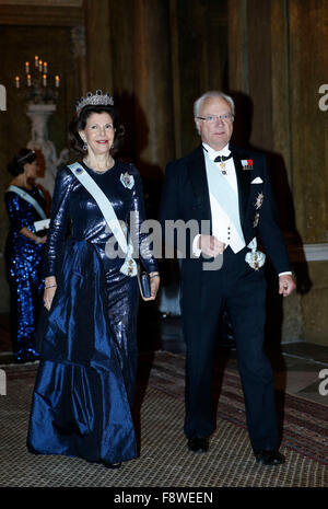 Stockholm, Suède. Dec 11, 2015. Le Roi de Suède Carl XVI Gustaf et la reine Silvia assister au banquet royal pour le prix Nobel au Palais Royal de Stockholm, Suède, le 11 décembre 2015. Credit : Ye Pingfan/Xinhua/Alamy Live News Banque D'Images