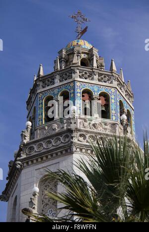 Californie, USA. 29 Nov, 2015. Photo prise le 29 novembre 2015 présente le château Hearst en Californie, aux États-Unis. Hearst Castle est un monument historique national et la Californie est situé sur la côte centrale de Californie. William Randolph Hearst a commencé à construire un fabuleux estate sur son ranch sur le village de San Simeon en 1919. En 1947, le complexe de la colline inclus une double tours, bâtiment principal, trois établissements, somptueux et 127 acres de jardins en terrasses, des fontaines et des piscines. © Yang Lei/Xinhua/Alamy Live News Banque D'Images