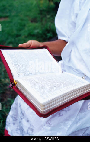 Vue de la vie quotidienne en Ninroa Village un dimanche matin. L'étude de bible femelle. Banque D'Images