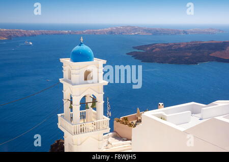 Thira - clocher blanc donnant sur la mer, l'île de Santorini, Cyclades, Grèce Banque D'Images