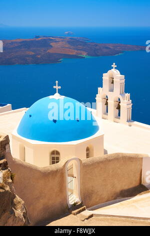 Thira (capitale) - Eglise grecque avec dôme bleu, l'île de Santorin, Cyclades, Grèce Banque D'Images