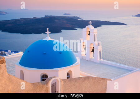 Santorini Grèce, paysage avec l'église et la mer en arrière-plan, la ville de Thira (Fira), point d'observation très populaire de Santorin Banque D'Images