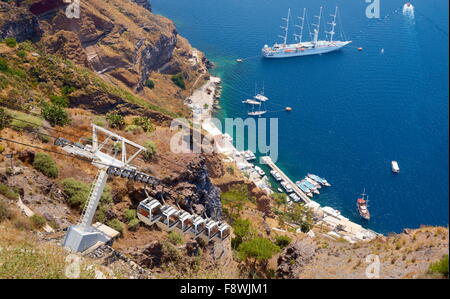 Voiture de câble et le port à Thira (Fira) - l'île de Santorin, Cyclades, Grèce, Banque D'Images