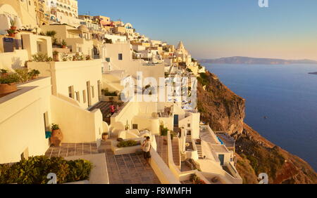 Thira (capitale de Santorin) - blanc maisons construites sur la falaise volcanique, l'île de Santorin, Cyclades, Grèce Banque D'Images