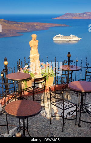 Thira (capitale de Santorin) - café avec une vue d'arrière-plan et sae bateau de croisière, l'île de Santorin, Grèce Banque D'Images