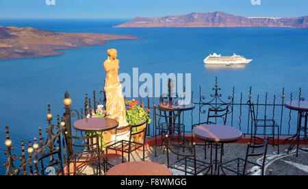 Ville de Thira (capitale de Santorin) - terrasse de restaurant avec statue d'Aphrodite, l'île de Santorin, Grèce Banque D'Images