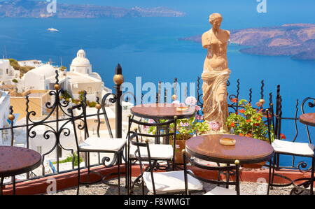 Capitale de Santorin (thira) - terrasse de restaurant et statue de Aphroditeo, sur la mer Egée, l'île de Santorin, Grèce Banque D'Images