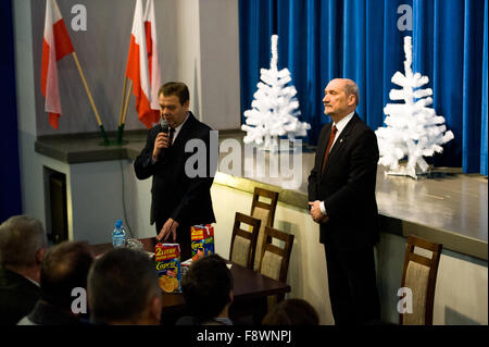 Krzysztoporska Wola, en Pologne. 11 Décembre, 2015. Ministre de la défense, Antoni Macierewicz (R), photographié au cours de brève rencontre avec les citoyens de Wola Krzysztoporska (voïvodie de Lodz). Credit : Marcin Rozpedowski/Alamy Live News Banque D'Images