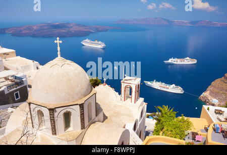 Thira (capitale de Santorin) - grec église blanche donnant sur le navire de croisière sur la mer Egée, l'île de Santorin, Grèce Banque D'Images