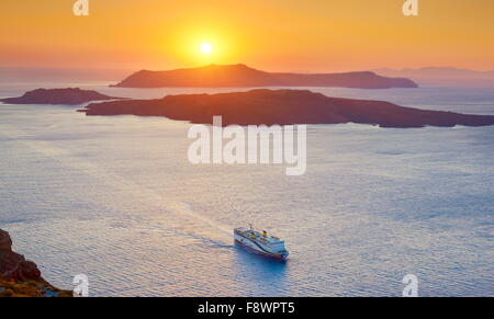 Vue paysage avec bateau de croisière sur la mer Egée et l'île de Néa Kaméni prises à partir de la ville de Théra ( Fira), l'île de Santorin, Grèce Banque D'Images