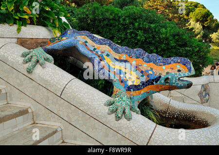 Dragon ou El drac, mosaïque à l'entrée de Parc Güell, Barcelone, Espagne, ​​Catalonia Banque D'Images