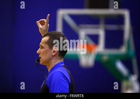 Kiev, UKRAINE - le 15 janvier 2014 : arbitre de basket-ball en action lors de l'EuroCup de basket-ball match entre Budivelnik Kiev et Union européenne Banque D'Images