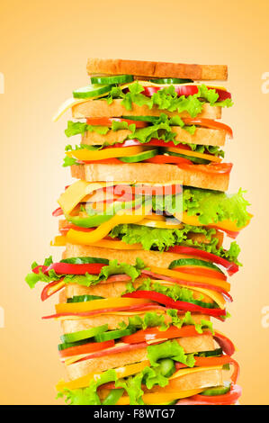 Sandwich géant contre gradient background Banque D'Images