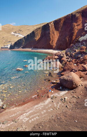 Plage Rouge avec unique couleur du sable - l'île de Santorini, Cyclades, Grèce Banque D'Images